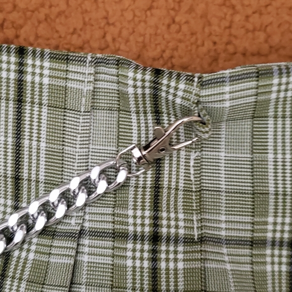 Green Plaid Irregular Pleated Skirt - Picture 9 of 11